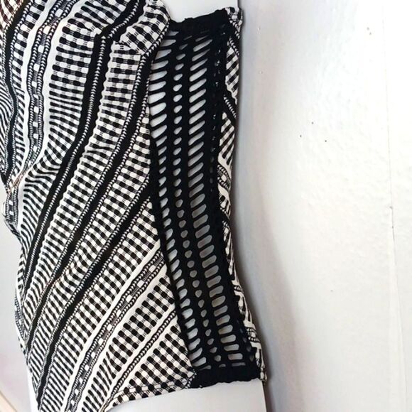 Robin Picone Avery black/ white with crochet details one piece swimsuit size 6 - Picture 7 of 12